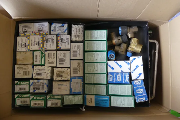 Karton mit Sanitärzubehör u.a. Membran-Sicherheitsventilen